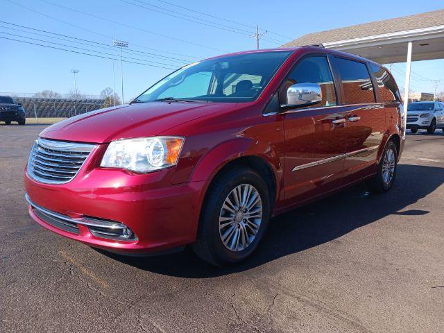 2014 Dp Cherry Red Crystal PC Chrysler Town and Country Touring-L (2C4RC1CG6ER) with an 3.6L V6 DOHC 24V engine, 6-Speed Automatic transmission, located at 1099 N County Rd 25A , Troy, OH, 45373, (937) 908-9800, 40.057079, -84.212883 - Photo #4