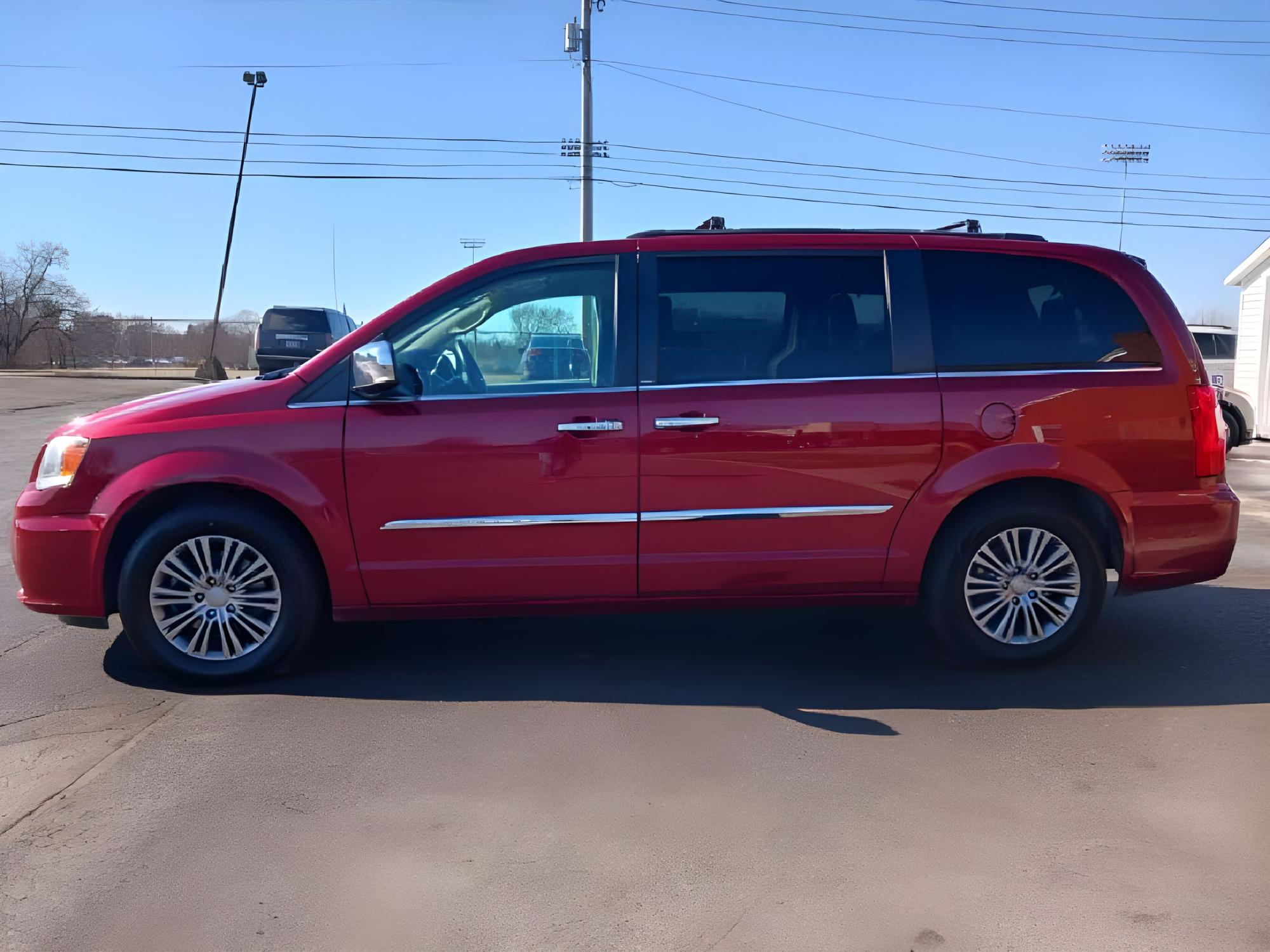 2014 Dp Cherry Red Crystal PC Chrysler Town and Country Touring-L (2C4RC1CG6ER) with an 3.6L V6 DOHC 24V engine, 6-Speed Automatic transmission, located at 1099 N County Rd 25A , Troy, OH, 45373, (937) 908-9800, 40.057079, -84.212883 - Photo #11