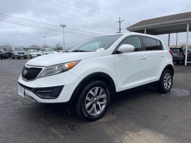 2016 Clear White Kia Sportage LX FWD (KNDPB3AC1G7) with an 2.4L V6 DOHC 24V engine, 6-Speed Automatic transmission, located at 1184 Kauffman Ave, Fairborn, OH, 45324, (937) 908-9800, 39.807072, -84.030914 - Photo #2