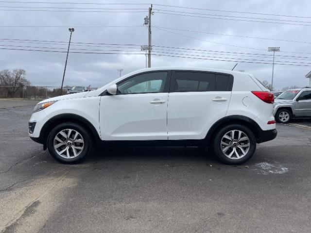2016 Clear White Kia Sportage LX FWD (KNDPB3AC1G7) with an 2.4L V6 DOHC 24V engine, 6-Speed Automatic transmission, located at 1184 Kauffman Ave, Fairborn, OH, 45324, (937) 908-9800, 39.807072, -84.030914 - Photo #4