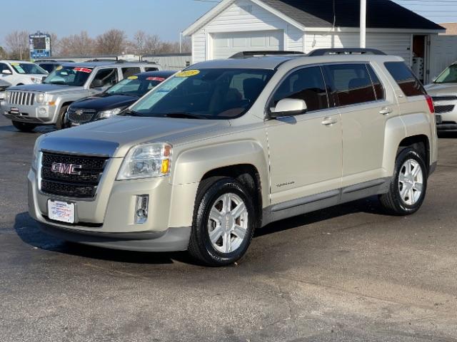 2015 Champagne Silver Metallic GMC Terrain SLT1 FWD (2GKFLSE35F6) with an 3.6L V6 DOHC 24V engine, 6-Speed Automatic transmission, located at 1230 East Main St, Xenia, OH, 45385, (937) 908-9800, 39.688026, -83.910172 - Photo #2
