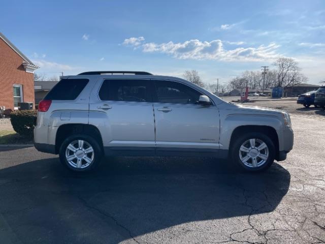 2015 Champagne Silver Metallic GMC Terrain SLT1 FWD (2GKFLSE35F6) with an 3.6L V6 DOHC 24V engine, 6-Speed Automatic transmission, located at 1230 East Main St, Xenia, OH, 45385, (937) 908-9800, 39.688026, -83.910172 - Photo #8