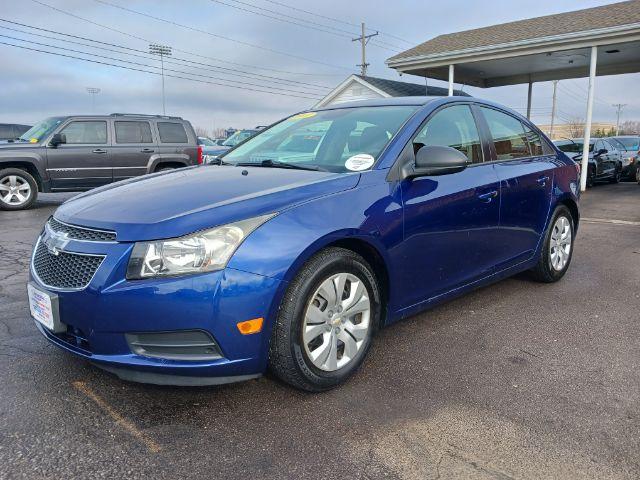 2013 Atlantis Blue Metallic Chevrolet Cruze LS Auto (1G1PA5SG9D7) with an 1.8L L4 DOHC 16V engine, 6-Speed Automatic transmission, located at 1230 East Main St, Xenia, OH, 45385, (937) 908-9800, 39.688026, -83.910172 - Photo #4