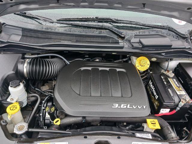 2018 Billet Clear Coat Dodge Grand Caravan SXT (2C4RDGCG1JR) with an 3.6L V6 DOHC 24V engine, 6-Speed Automatic transmission, located at 4508 South Dixie Dr, Moraine, OH, 45439, (937) 908-9800, 39.689976, -84.218452 - Photo #26