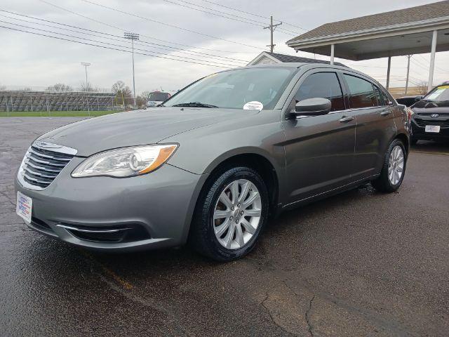 2013 Tungsten Metallic Chrysler 200 Touring (1C3CCBBB1DN) with an 2.4L L4 DOHC 16V engine, 6-Speed Automatic transmission, located at 4508 South Dixie Dr, Moraine, OH, 45439, (937) 908-9800, 39.689976, -84.218452 - Photo #4