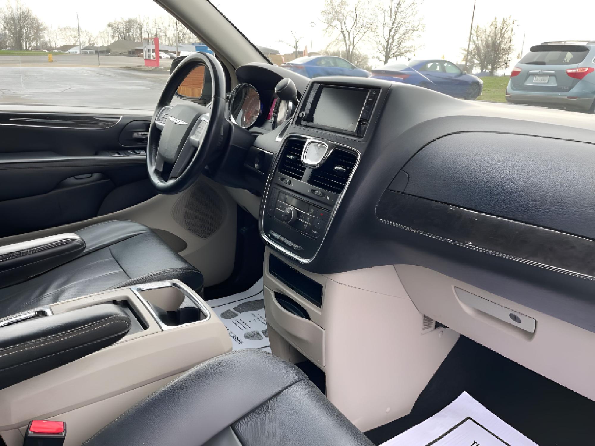 2014 Brilliant Black Crystal P Chrysler Town and Country Touring-L (2C4RC1CG7ER) with an 3.6L V6 DOHC 24V engine, 6-Speed Automatic transmission, located at 1184 Kauffman Ave, Fairborn, OH, 45324, (937) 908-9800, 39.807072, -84.030914 - Photo #15