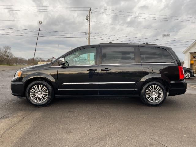 2014 Brilliant Black Crystal P Chrysler Town and Country Touring-L (2C4RC1CG7ER) with an 3.6L V6 DOHC 24V engine, 6-Speed Automatic transmission, located at 1184 Kauffman Ave, Fairborn, OH, 45324, (937) 908-9800, 39.807072, -84.030914 - Photo #8