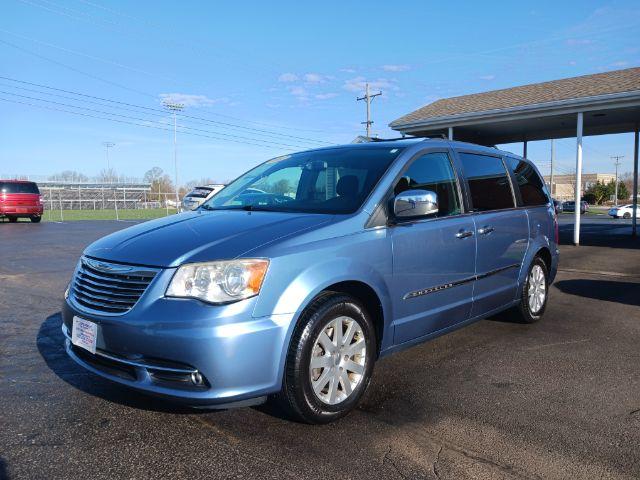 2012 True Blue Pearl Chrysler Town and Country Touring-L (2C4RC1CG5CR) with an 3.6L V6 DOHC 24V engine, 6-Speed Automatic transmission, located at 1099 N County Rd 25A , Troy, OH, 45373, (937) 908-9800, 40.057079, -84.212883 - Photo #4