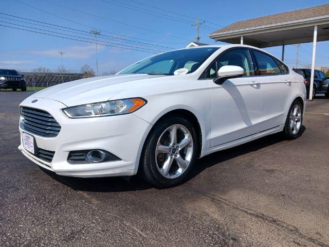 2016 Oxford White Clearcoat Ford Fusion S (3FA6P0G78GR) with an 2.5L L4 DOHC 16V engine, 6-Speed Automatic transmission, located at 1184 Kauffman Ave, Fairborn, OH, 45324, (937) 908-9800, 39.807072, -84.030914 - Photo #4