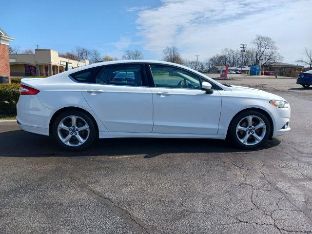 2016 Oxford White Clearcoat Ford Fusion S (3FA6P0G78GR) with an 2.5L L4 DOHC 16V engine, 6-Speed Automatic transmission, located at 1184 Kauffman Ave, Fairborn, OH, 45324, (937) 908-9800, 39.807072, -84.030914 - Photo #8