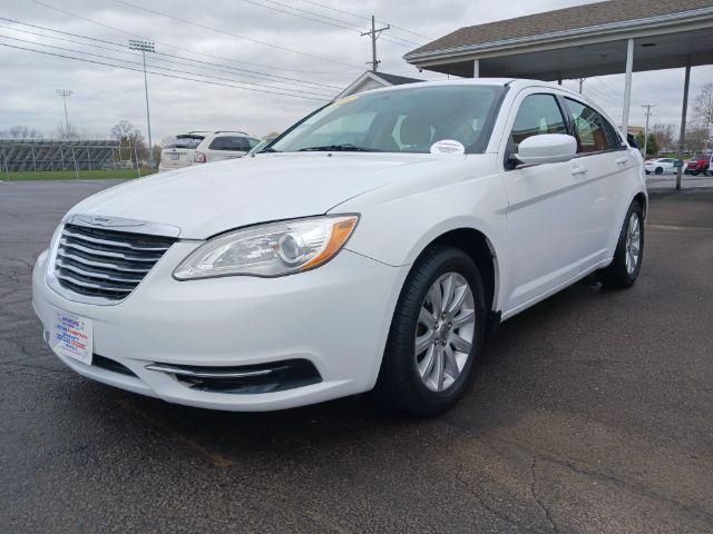 2013 Bright White Chrysler 200 Touring (1C3CCBBB9DN) with an 2.4L L4 DOHC 16V engine, 6-Speed Automatic transmission, located at 1230 East Main St, Xenia, OH, 45385, (937) 908-9800, 39.688026, -83.910172 - Photo #4