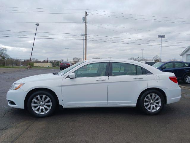 2013 Bright White Chrysler 200 Touring (1C3CCBBB9DN) with an 2.4L L4 DOHC 16V engine, 6-Speed Automatic transmission, located at 1230 East Main St, Xenia, OH, 45385, (937) 908-9800, 39.688026, -83.910172 - Photo #6