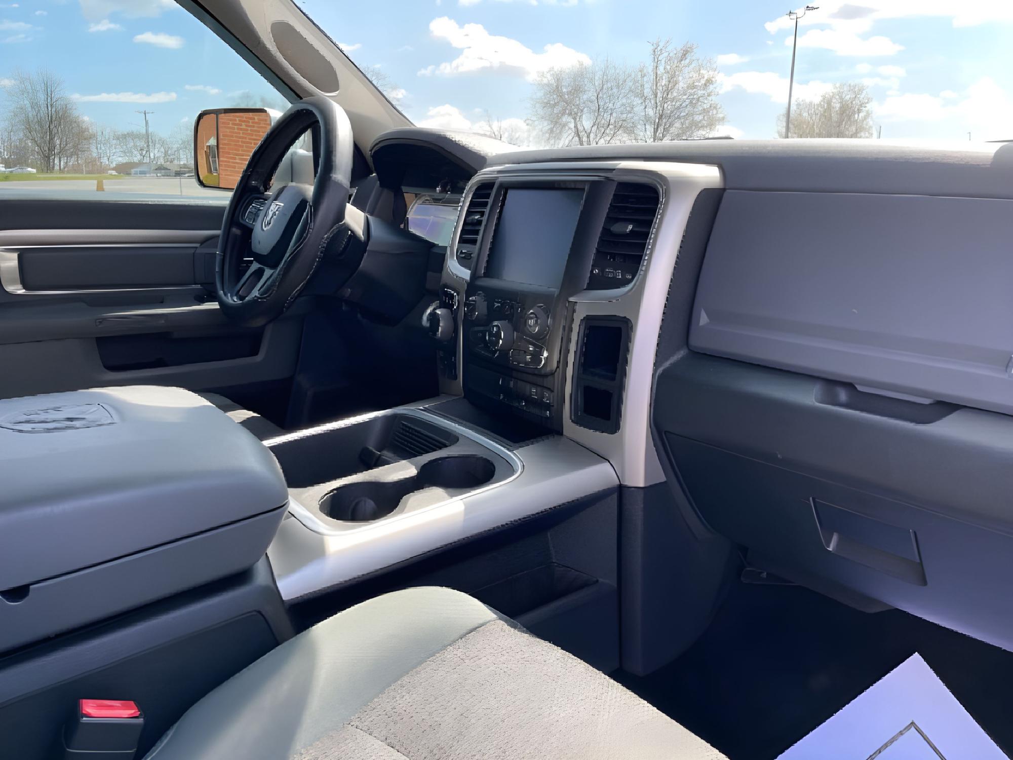 2016 Bright Silver Metallic Clear Coat RAM 1500 SLT Crew Cab SWB 4WD (3C6RR7LT6GG) with an 5.7L V8 OHV 16V engine, 8-Speed Automatic transmission, located at 401 Woodman Dr, Riverside, OH, 45431, (937) 908-9800, 39.760899, -84.123421 - Photo #17