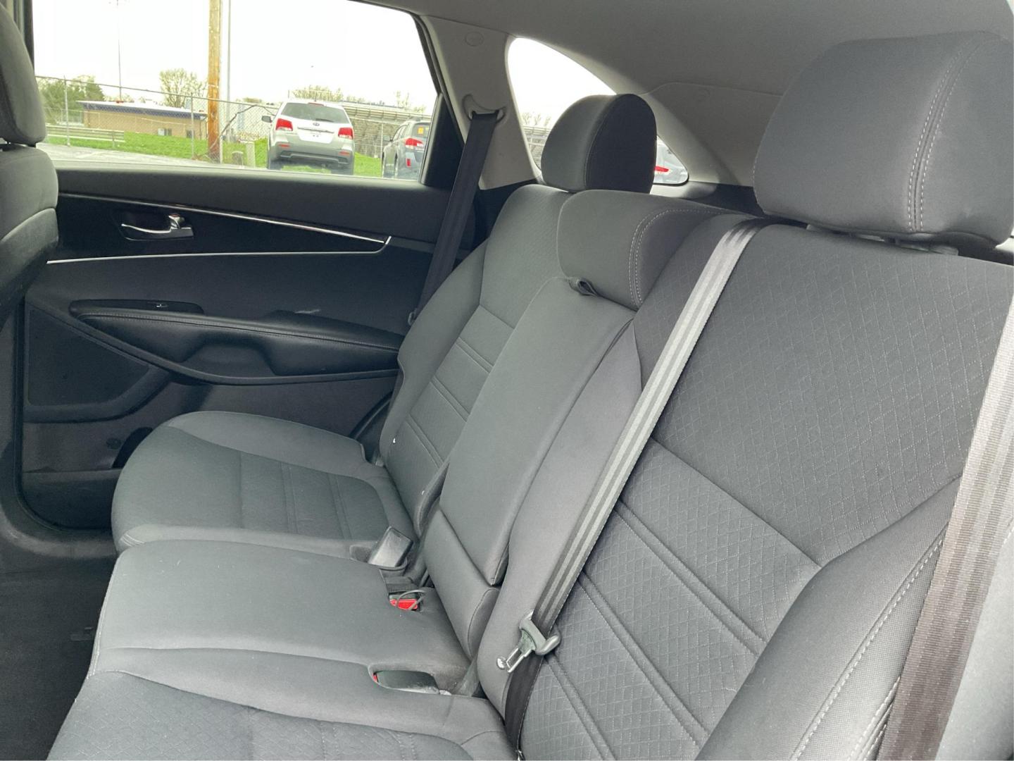2016 Sparkling Silver Kia Sorento L 2WD (5XYPG4A31GG) with an 2.4L L4 DOHC 16V engine, 6-Speed Automatic transmission, located at 4508 South Dixie Dr, Moraine, OH, 45439, (937) 908-9800, 39.689976, -84.218452 - Photo#9
