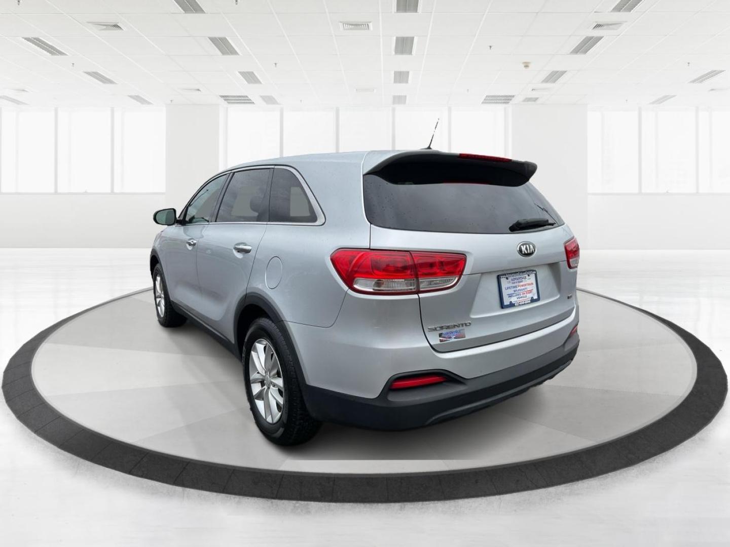 2016 Sparkling Silver Kia Sorento L 2WD (5XYPG4A31GG) with an 2.4L L4 DOHC 16V engine, 6-Speed Automatic transmission, located at 4508 South Dixie Dr, Moraine, OH, 45439, (937) 908-9800, 39.689976, -84.218452 - Photo#4