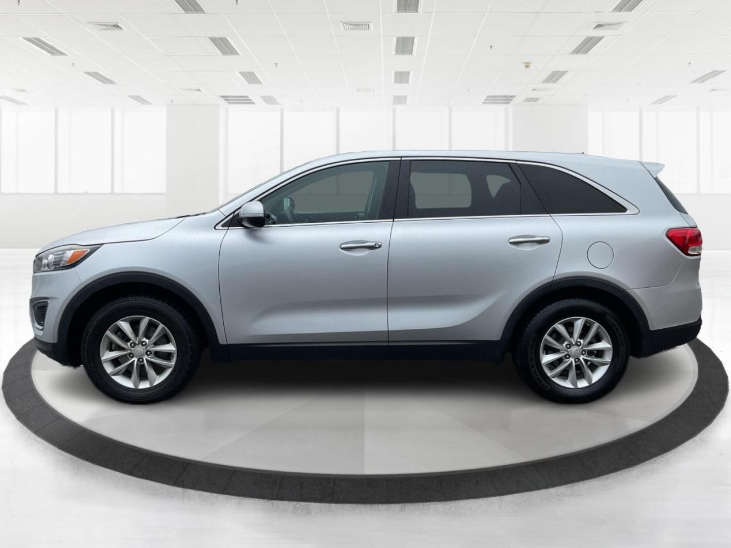 2016 Sparkling Silver Kia Sorento L 2WD (5XYPG4A31GG) with an 2.4L L4 DOHC 16V engine, 6-Speed Automatic transmission, located at 4508 South Dixie Dr, Moraine, OH, 45439, (937) 908-9800, 39.689976, -84.218452 - Photo#5