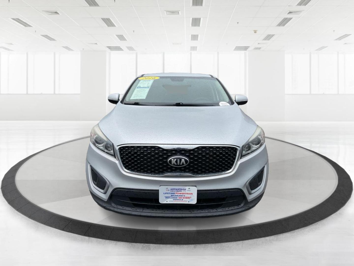2016 Sparkling Silver Kia Sorento L 2WD (5XYPG4A31GG) with an 2.4L L4 DOHC 16V engine, 6-Speed Automatic transmission, located at 4508 South Dixie Dr, Moraine, OH, 45439, (937) 908-9800, 39.689976, -84.218452 - Photo#6