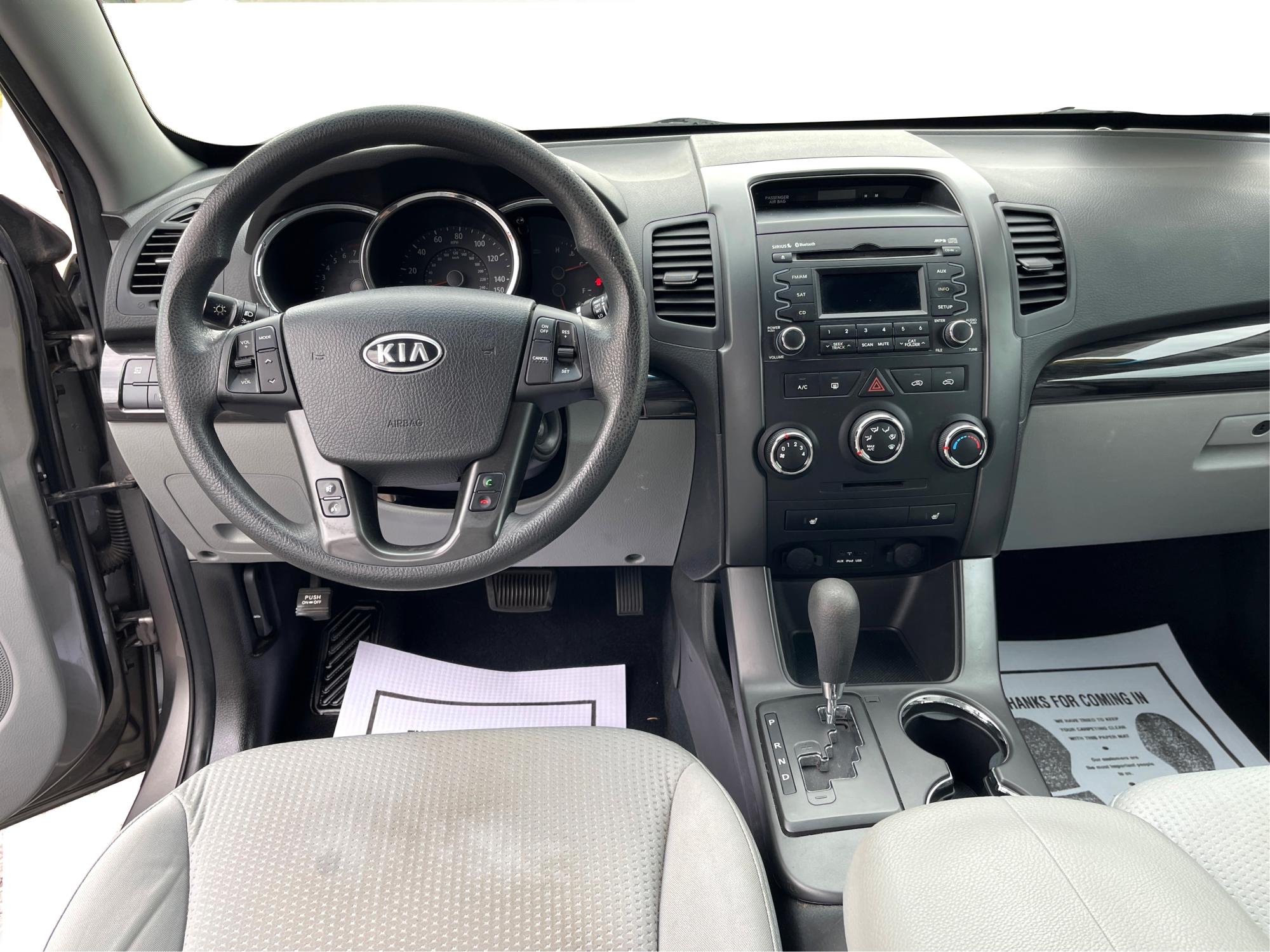 2011 Gray Kia Sorento LX 2WD (5XYKT4A15BG) with an 2.4L L4 DOHC 16V engine, 6-Speed Automatic transmission, located at 880 E. National Road, Vandalia, OH, 45377, (937) 908-9800, 39.891918, -84.183594 - Photo #20