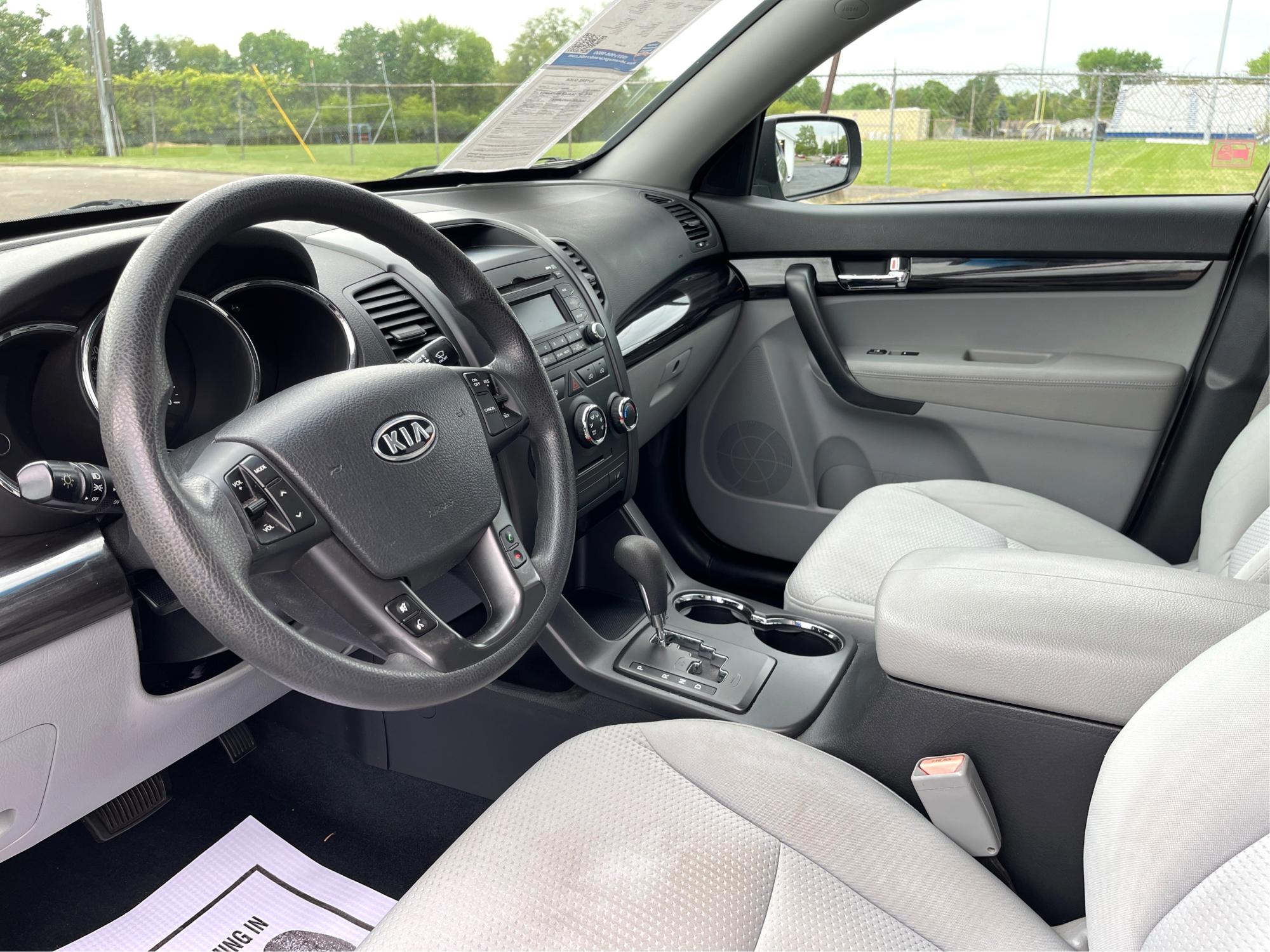 2011 Gray Kia Sorento LX 2WD (5XYKT4A15BG) with an 2.4L L4 DOHC 16V engine, 6-Speed Automatic transmission, located at 880 E. National Road, Vandalia, OH, 45377, (937) 908-9800, 39.891918, -84.183594 - Photo #8