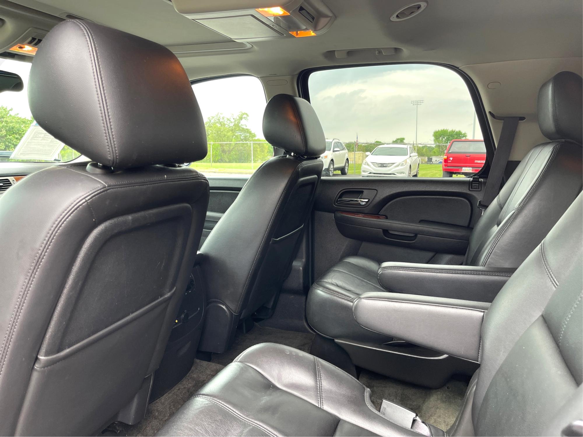 2013 Champagne Silver Metallic Chevrolet Tahoe LT 4WD (1GNSKBE03DR) with an 5.3L V8 OHV 16V FFV engine, 6-Speed Automatic transmission, located at 401 Woodman Dr, Riverside, OH, 45431, (937) 908-9800, 39.760899, -84.123421 - Photo #9