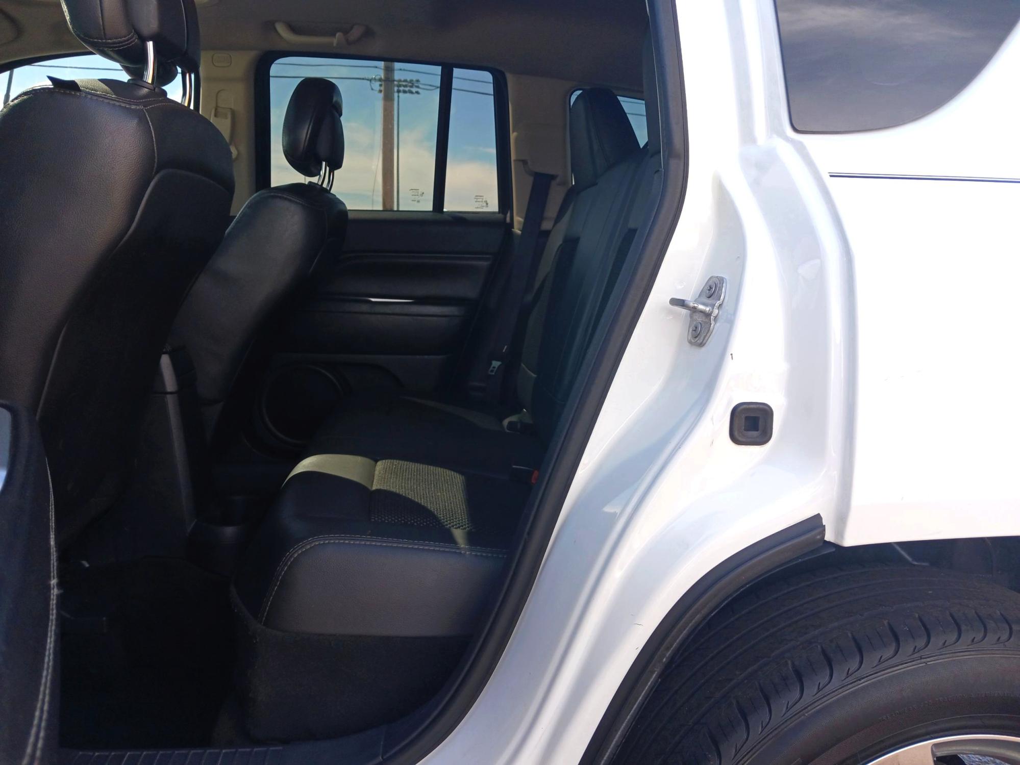 2015 Bright White Clear Coat Jeep Compass Latitude 4WD (1C4NJDEB5FD) with an 2.4L L4 DOHC 16V engine, 6-Speed Automatic transmission, located at 1230 East Main St, Xenia, OH, 45385, (937) 908-9800, 39.688026, -83.910172 - Photo #9