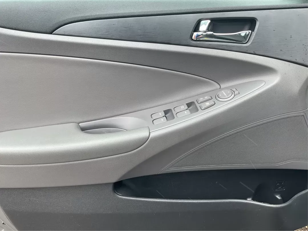 2013 Gray Hyundai Sonata GLS (5NPEB4AC5DH) with an 2.4L L4 DOHC 16V engine, 6-Speed Automatic transmission, located at 8750 N County Rd 25A, Piqua, OH, 45356, (937) 908-9800, 40.164391, -84.232513 - 2013 Hyundai Sonata GLS - Photo#17