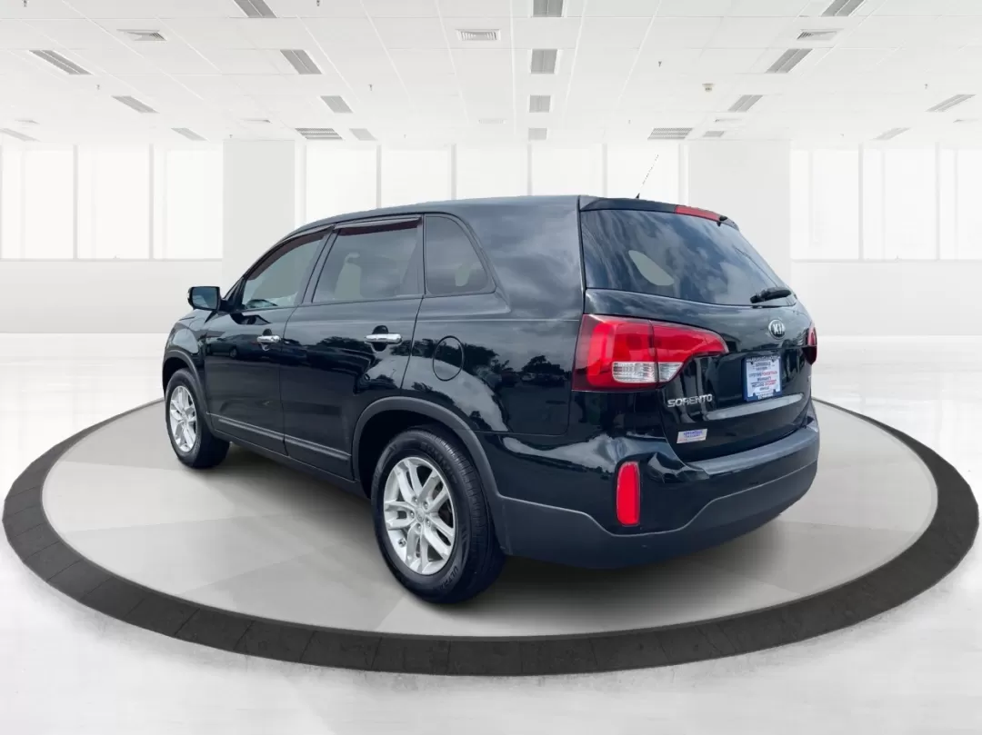 2015 Kia Sorento LX (5XYKT3A60FG) with an 2.4L I-4 gasoline direct injection engine, located at 880 E. National Road, Vandalia, OH, 45377, (937) 908-9800, 39.891918, -84.183594 - Photo#4