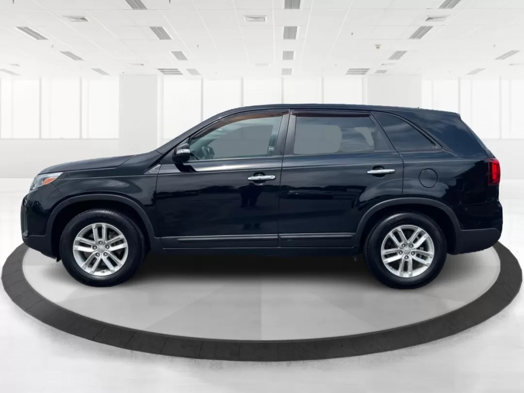 2015 Kia Sorento LX (5XYKT3A60FG) with an 2.4L I-4 gasoline direct injection engine, located at 880 E. National Road, Vandalia, OH, 45377, (937) 908-9800, 39.891918, -84.183594 - Photo#5