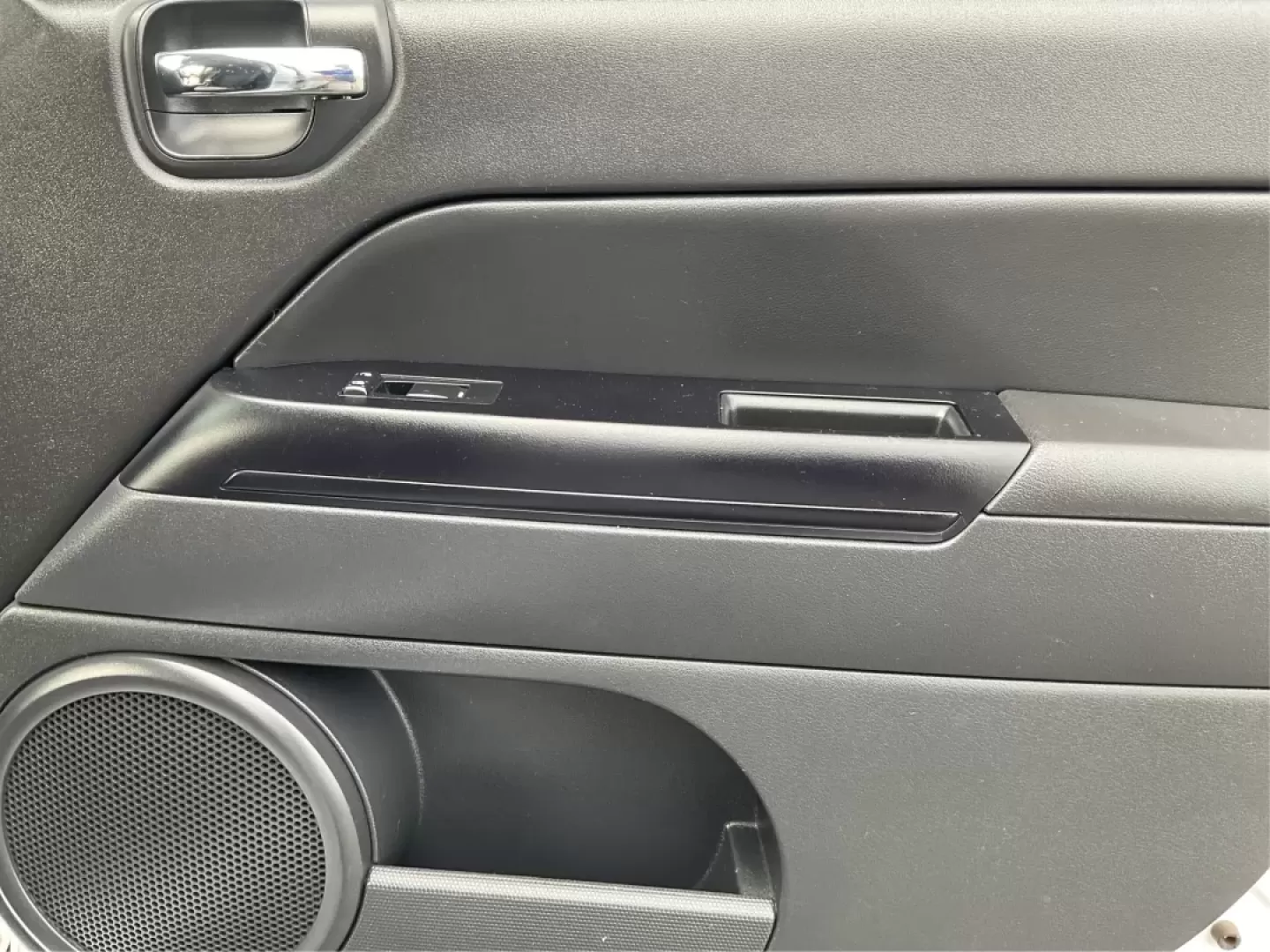 2015 Jeep Compass Sport (1C4NJDBB6FD) with an 2.4L I-4 DOHC engine, located at 880 E. National Road, Vandalia, OH, 45377, (937) 908-9800, 39.891918, -84.183594 - **Explore Adventure and Comfort with the 2015 Jeep Compass Sport at Advantage Car and Credit!**<br /> <br /> Whether you're navigating your daily commute or embarking on a weekend getaway, the 2015 Jeep Compass Sport is designed with versatility in mind. With a spacious interior and rugged capabilit - Photo#18