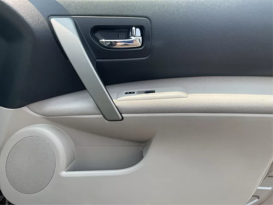 2014 Platinum Graphite Nissan Rogue Select S AWD (JN8AS5MV4EW) with an 2.5L L4 DOHC 16V engine, Continuously Variable Transmission transmission, located at 4508 South Dixie Dr, Moraine, OH, 45439, (937) 908-9800, 39.689976, -84.218452 - Photo#17
