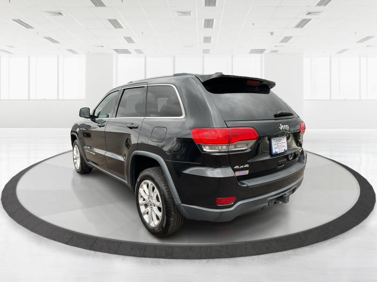 2014 Brilliant Black Crystal P Jeep Grand Cherokee Laredo 4WD (1C4RJFAG5EC) with an 3.6L V6 DOHC 24V engine, 5-Speed Automatic transmission, located at 401 Woodman Dr, Riverside, OH, 45431, (937) 908-9800, 39.760899, -84.123421 - Photo#3