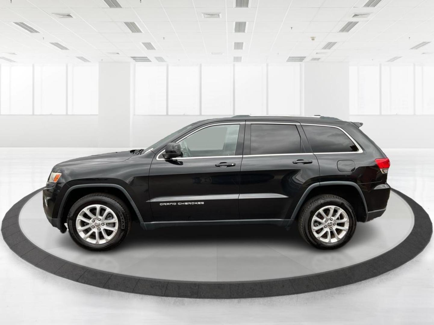 2014 Brilliant Black Crystal P Jeep Grand Cherokee Laredo 4WD (1C4RJFAG5EC) with an 3.6L V6 DOHC 24V engine, 5-Speed Automatic transmission, located at 401 Woodman Dr, Riverside, OH, 45431, (937) 908-9800, 39.760899, -84.123421 - Photo#4