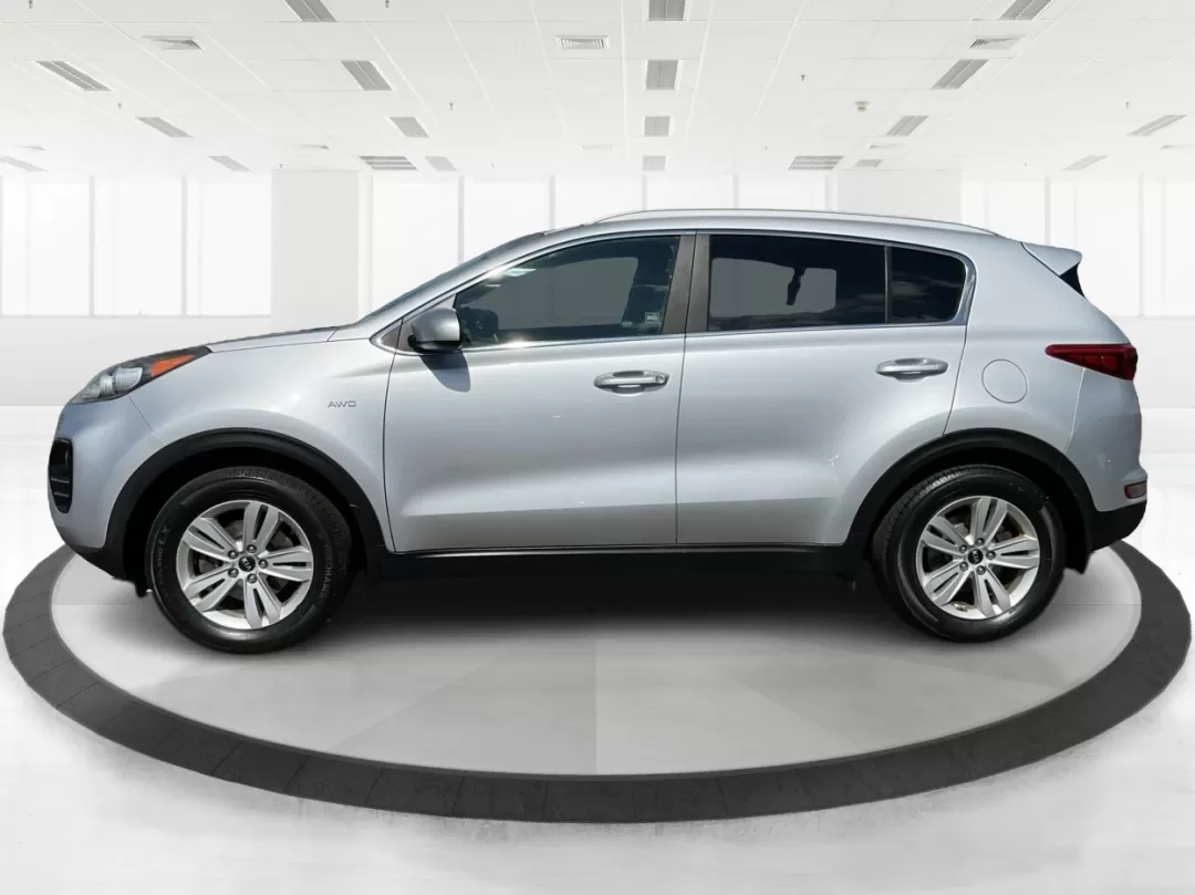 2017 Kia Sportage LX (KNDPMCAC2H7) with an Theta II 2.4L I-4 gasoline direct injection engine, located at 880 E. National Road, Vandalia, OH, 45377, (937) 908-9800, 39.891918, -84.183594 - Elevate your daily drive and weekend adventures with the versatile 2017 Kia Sportage LX, now available at Advantage Car and Credit in Fairborn, OH. If you're looking for a reliable and stylish crossover that seamlessly fits into your active lifestyle, this vehicle checks all the boxes. Whether you'r - Photo#5