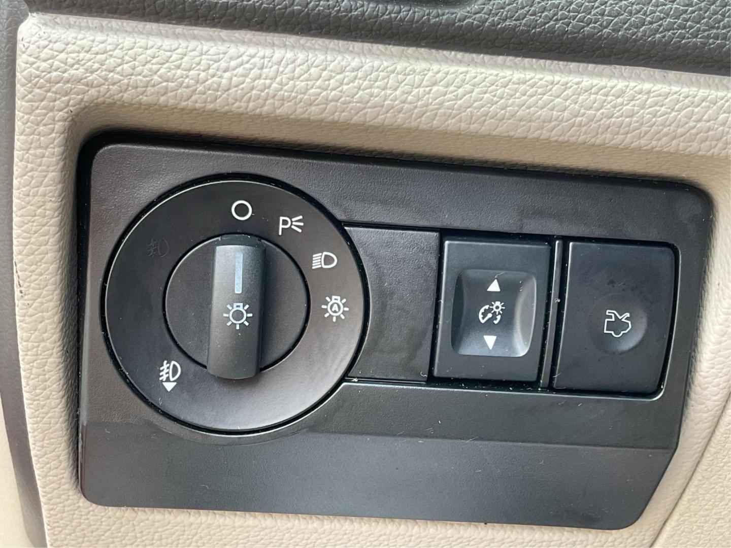 2012 Ford Fusion SE (3FAHP0HA2CR) with an 2.5L L4 DOHC 16V engine, located at 4508 South Dixie Dr, Moraine, OH, 45439, (937) 908-9800, 39.689976, -84.218452 - Photo#16