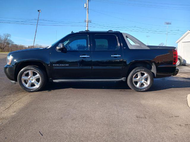 2012 Chevrolet Avalanche LT 4WD (3GNTKFE72CG) with an 5.3L V8 OHV 16V FFV engine, 4-Speed Automatic transmission, located at 8750 N County Rd 25A, Piqua, OH, 45356, (937) 908-9800, 40.164391, -84.232513 - 2012 Chevrolet Avalanche LT 4WD - Photo#3