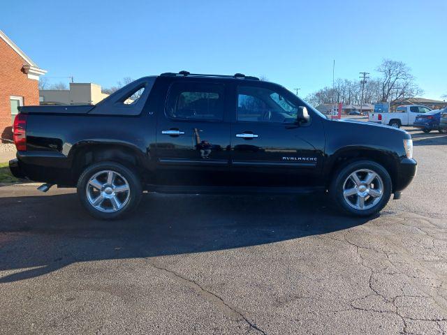 2012 Chevrolet Avalanche LT 4WD (3GNTKFE72CG) with an 5.3L V8 OHV 16V FFV engine, 4-Speed Automatic transmission, located at 8750 N County Rd 25A, Piqua, OH, 45356, (937) 908-9800, 40.164391, -84.232513 - 2012 Chevrolet Avalanche LT 4WD - Photo#4