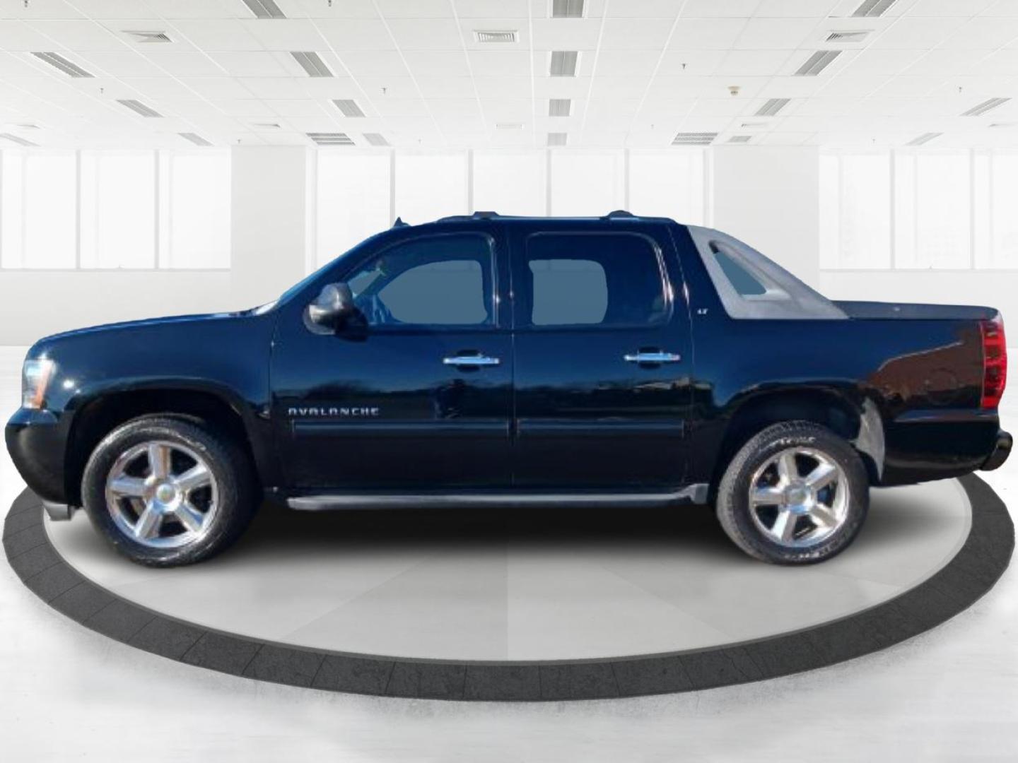 2012 Chevrolet Avalanche LT 4WD (3GNTKFE72CG) with an 5.3L V8 OHV 16V FFV engine, 4-Speed Automatic transmission, located at 8750 N County Rd 25A, Piqua, OH, 45356, (937) 908-9800, 40.164391, -84.232513 - Photo#3