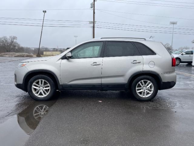 2014 Kia Sorento LX AWD (5XYKTCA60EG) with an 2.4L L4 DOHC 16V engine, 6-Speed Automatic transmission, located at 1184 Kauffman Ave, Fairborn, OH, 45324, (937) 908-9800, 39.807072, -84.030914 - 2014 Kia Sorento LX AWD - Photo#2