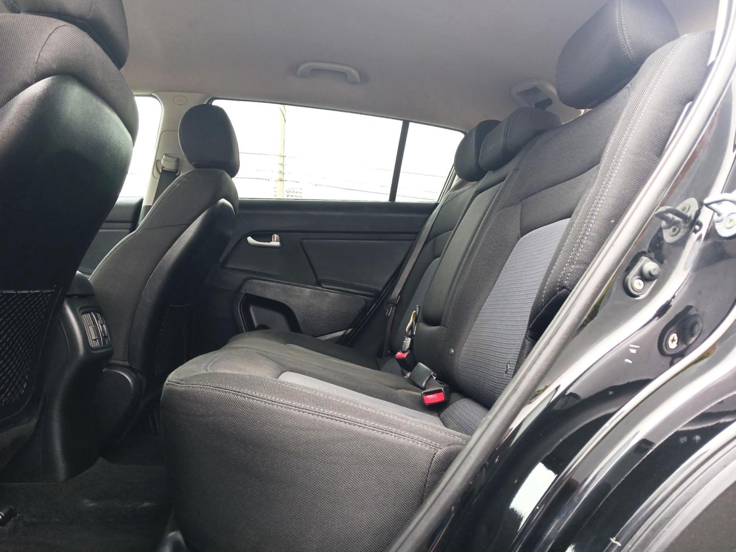 2015 Kia Sportage LX AWD (KNDPBCAC2F7) with an 2.4L V6 DOHC 24V engine, 6-Speed Automatic transmission, located at 1230 East Main St, Xenia, OH, 45385, (937) 908-9800, 39.688026, -83.910172 - Photo#9