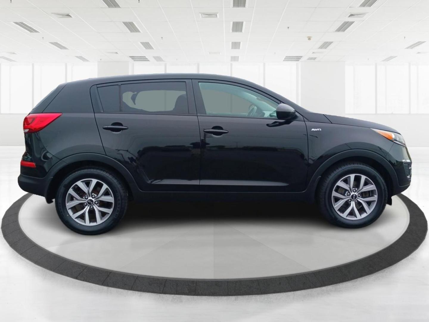2015 Kia Sportage LX AWD (KNDPBCAC2F7) with an 2.4L V6 DOHC 24V engine, 6-Speed Automatic transmission, located at 1230 East Main St, Xenia, OH, 45385, (937) 908-9800, 39.688026, -83.910172 - Photo#1