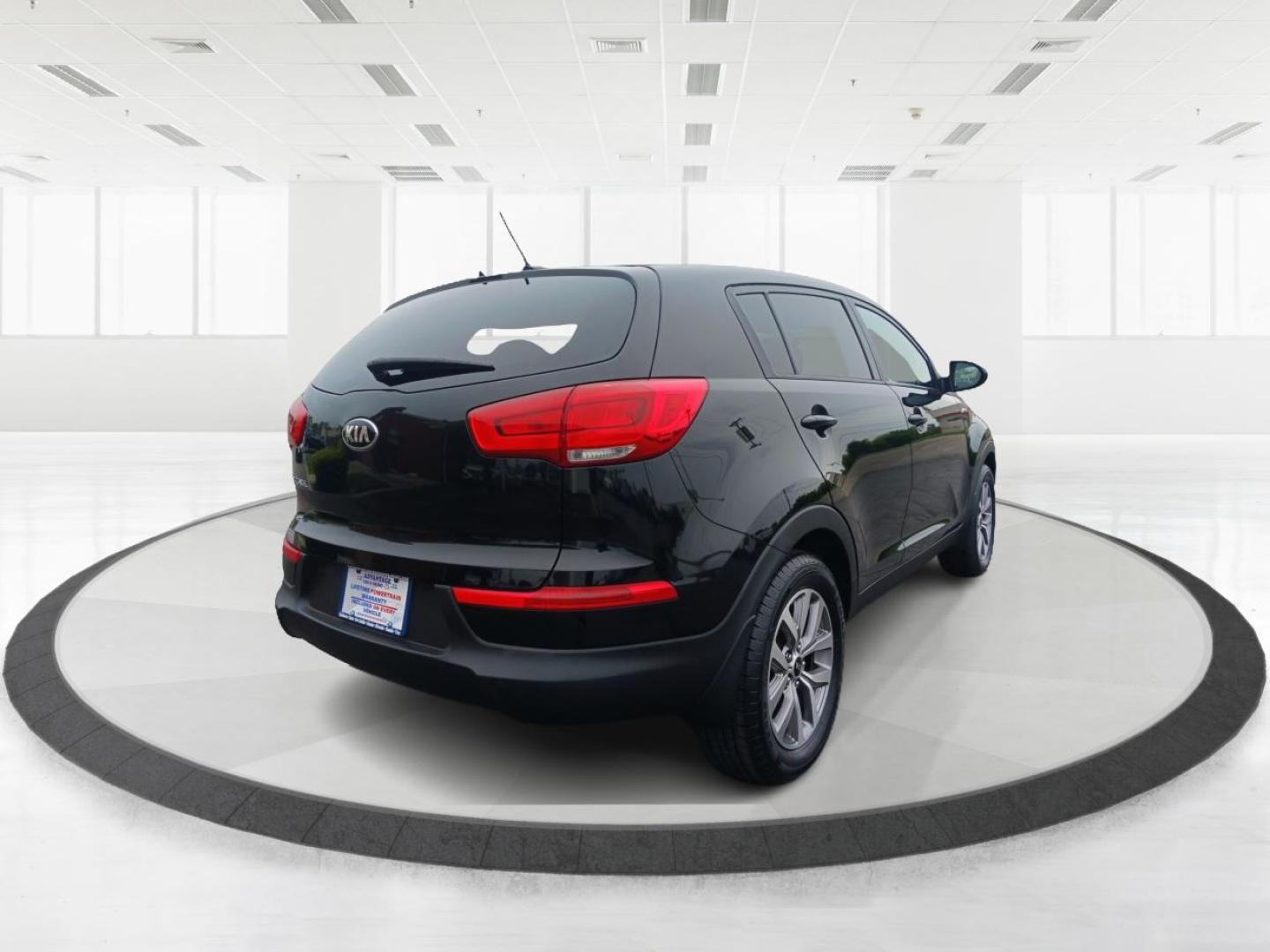 2015 Kia Sportage LX AWD (KNDPBCAC2F7) with an 2.4L V6 DOHC 24V engine, 6-Speed Automatic transmission, located at 1230 East Main St, Xenia, OH, 45385, (937) 908-9800, 39.688026, -83.910172 - Photo#2