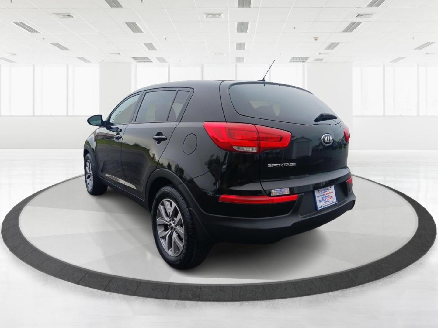 2015 Kia Sportage LX AWD (KNDPBCAC2F7) with an 2.4L V6 DOHC 24V engine, 6-Speed Automatic transmission, located at 1230 East Main St, Xenia, OH, 45385, (937) 908-9800, 39.688026, -83.910172 - Photo#4