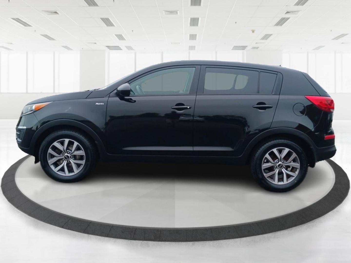 2015 Kia Sportage LX AWD (KNDPBCAC2F7) with an 2.4L V6 DOHC 24V engine, 6-Speed Automatic transmission, located at 1230 East Main St, Xenia, OH, 45385, (937) 908-9800, 39.688026, -83.910172 - Photo#5