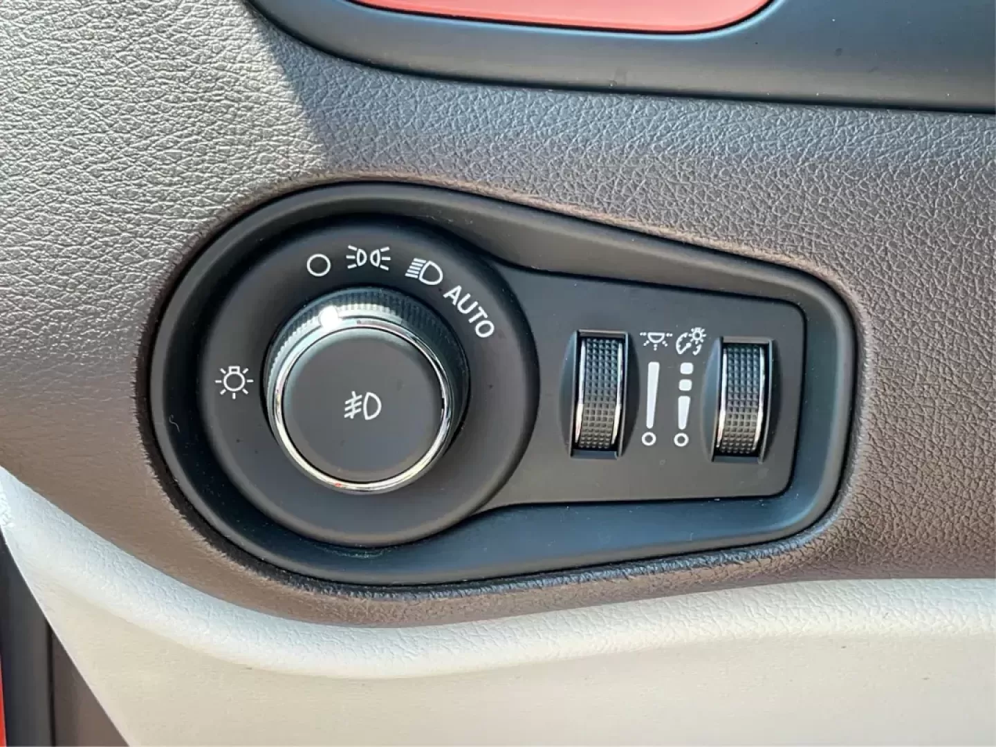 2015 Jeep Renegade Latitude 4WD (ZACCJBBT2FP) with an 2.4L L4 DOHC 16V engine, 6-Speed Manual transmission, located at 1184 Kauffman Ave, Fairborn, OH, 45324, (937) 908-9800, 39.807072, -84.030914 - **Discover Your Next Adventure with the 2015 Jeep Renegade Latitude 4WD at Advantage Car and Credit!**<br /> <br /> Are you ready to embrace a lifestyle filled with adventure and exploration? The 2015 Jeep Renegade Latitude 4WD is your perfect companion for weekend getaways, family outings, and dail - Photo#16