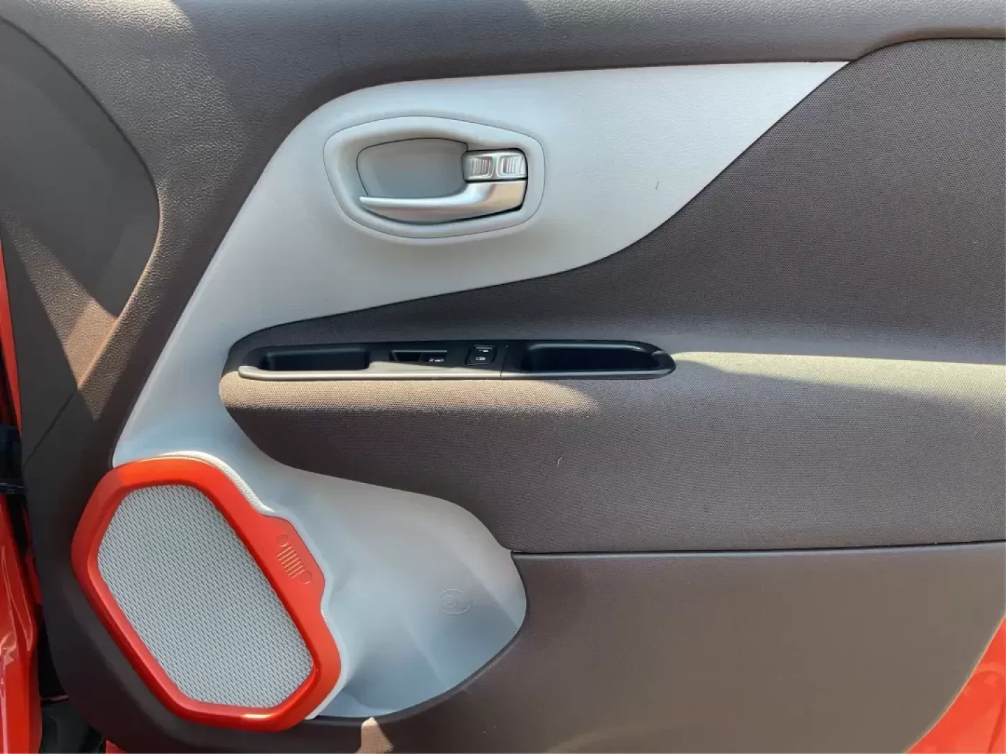 2015 Jeep Renegade Latitude 4WD (ZACCJBBT2FP) with an 2.4L L4 DOHC 16V engine, 6-Speed Manual transmission, located at 1184 Kauffman Ave, Fairborn, OH, 45324, (937) 908-9800, 39.807072, -84.030914 - **Discover Your Next Adventure with the 2015 Jeep Renegade Latitude 4WD at Advantage Car and Credit!**<br /> <br /> Are you ready to embrace a lifestyle filled with adventure and exploration? The 2015 Jeep Renegade Latitude 4WD is your perfect companion for weekend getaways, family outings, and dail - Photo#18