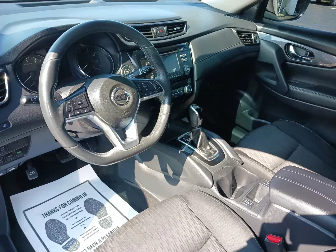 2017 Nissan Rogue SV AWD (KNMAT2MV9HP) with an 2.5L L4 DOHC 16V engine, Continuously Variable Transmission transmission, located at 1184 Kauffman Ave, Fairborn, OH, 45324, (937) 908-9800, 39.807072, -84.030914 - Photo#9