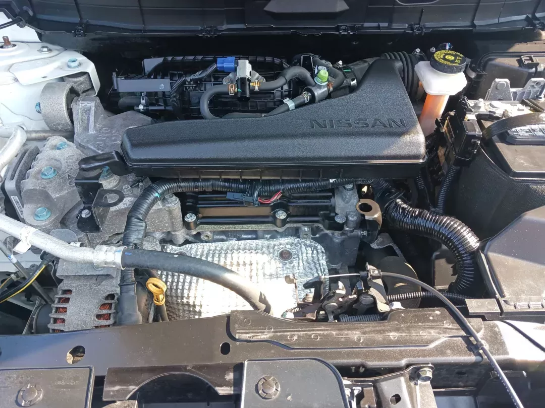 2017 Nissan Rogue SV AWD (KNMAT2MV9HP) with an 2.5L L4 DOHC 16V engine, Continuously Variable Transmission transmission, located at 1184 Kauffman Ave, Fairborn, OH, 45324, (937) 908-9800, 39.807072, -84.030914 - Photo#11