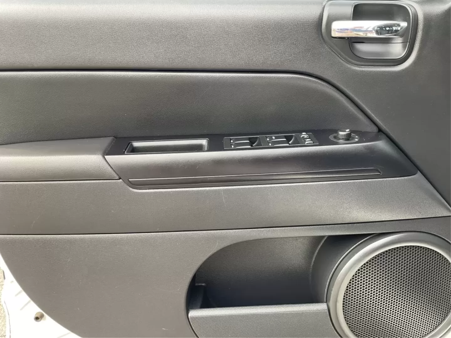 2015 Jeep Compass Sport (1C4NJDBB6FD) with an 2.4L I-4 DOHC engine, located at 880 E. National Road, Vandalia, OH, 45377, (937) 908-9800, 39.891918, -84.183594 - **Explore Adventure and Comfort with the 2015 Jeep Compass Sport at Advantage Car and Credit!**<br /> <br /> Whether you're navigating your daily commute or embarking on a weekend getaway, the 2015 Jeep Compass Sport is designed with versatility in mind. With a spacious interior and rugged capabilit - Photo#17