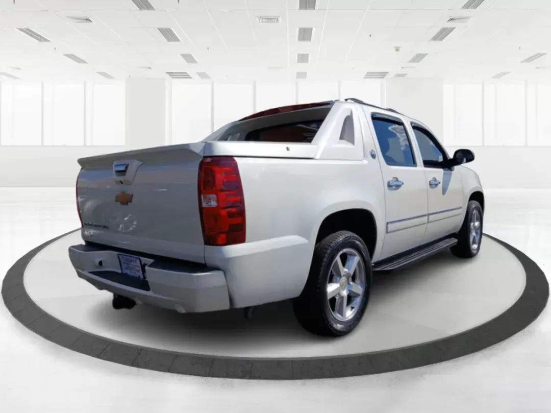 2013 Chevrolet Avalanche LTZ 4WD (3GNTKGE78DG) with an 5.3L V8 OHV 16V FFV engine, 4-Speed Automatic transmission, located at 8750 N County Rd 25A, Piqua, OH, 45356, (937) 908-9800, 40.164391, -84.232513 - 2013 Chevrolet Avalanche LTZ 4WD - Photo#2