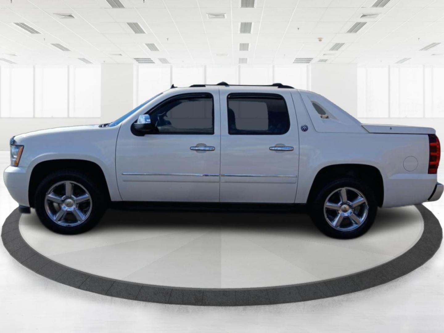 2013 Chevrolet Avalanche LTZ 4WD (3GNTKGE78DG) with an 5.3L V8 OHV 16V FFV engine, 4-Speed Automatic transmission, located at 1230 East Main St, Xenia, OH, 45385, (937) 908-9800, 39.688026, -83.910172 - Photo#5